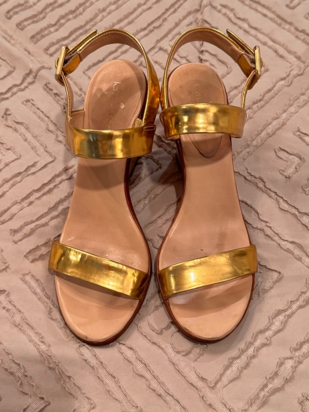 KATE SPADE Gold Metallic Leather Wedge Sandals, 8.5M - Picture 2 of 12